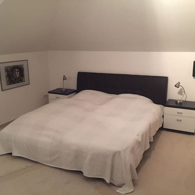 Schlafzimmer 1 mit Schreibtisch und eigenem TV