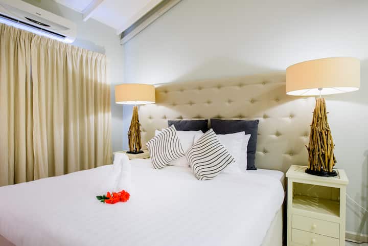Tropical Lagoon es una exquisita villa de 2 dormitorios para 4 personas. La villa tiene dos dormitorios, cada uno con su propio baño moderno con ducha de efecto lluvia. La villa tiene aire acondicionado.