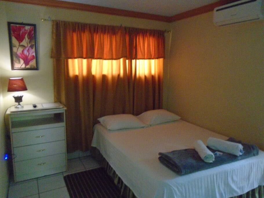 Habitación con cama queen