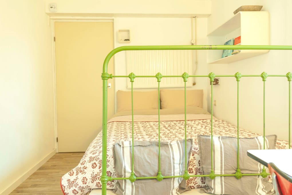 Double bed (1,40m x 2,00m).