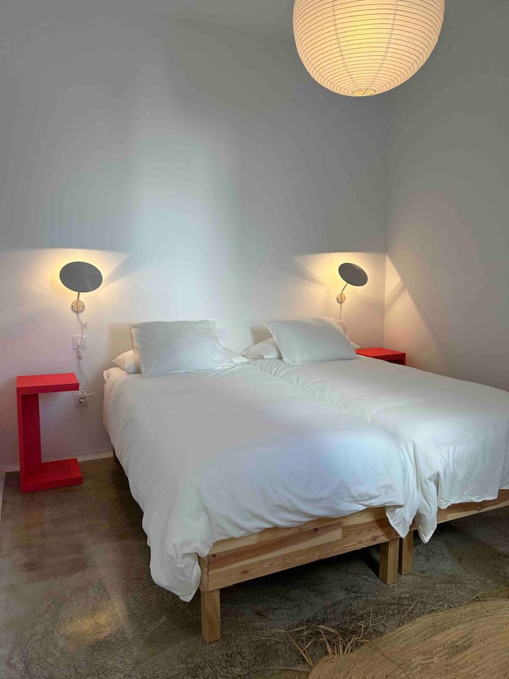 La casa tiene varias habitaciones. Esta tiene el baño privado. ideal para una persona o pareja. Si te interesa también pregúntanos por su disponibilidad.