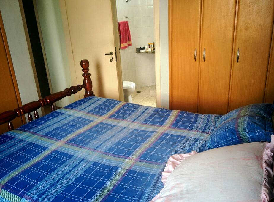 Quarto suíte com 2 guarda-roupas, todo planejado.