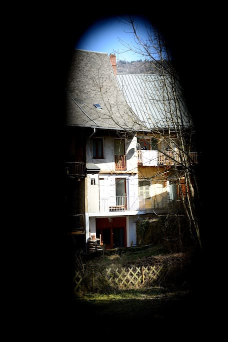 Le refuge du Vieux Bourg, maison de village, vue du côté jardin.