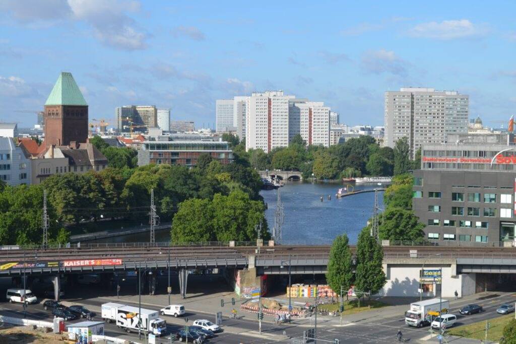 Vue sur la rivière Spree depuis la 2eme chambre et la cuisine