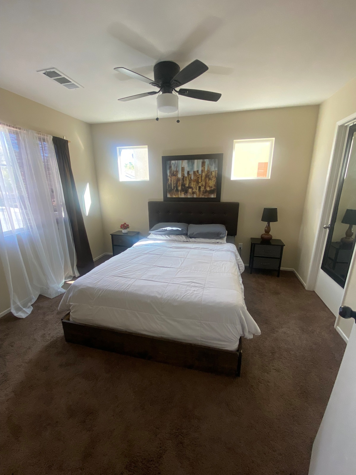 Lijepa, čista i prostrana soba s udobnim bračnim krevetom. Ova privatna soba savršena je za poslovnu osobu ili par koji putuje. 