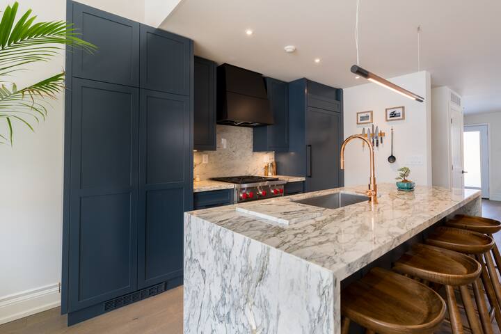 Luxury Modern House: Hot Tub, Gym & Steam Shower gallery image 4