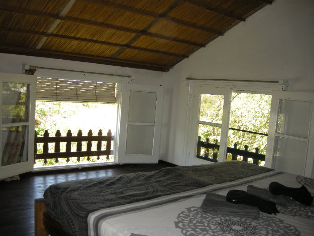 清晨醒来时，透过窗户感受微风