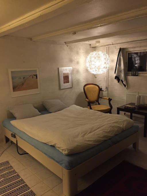 "Mastersuite" with King size Auping bed - and basement privacy