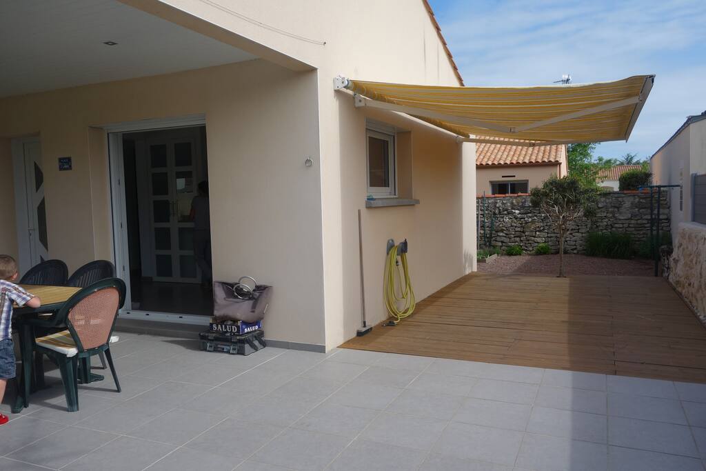 Deuxième terrasse bois avec banne au sud