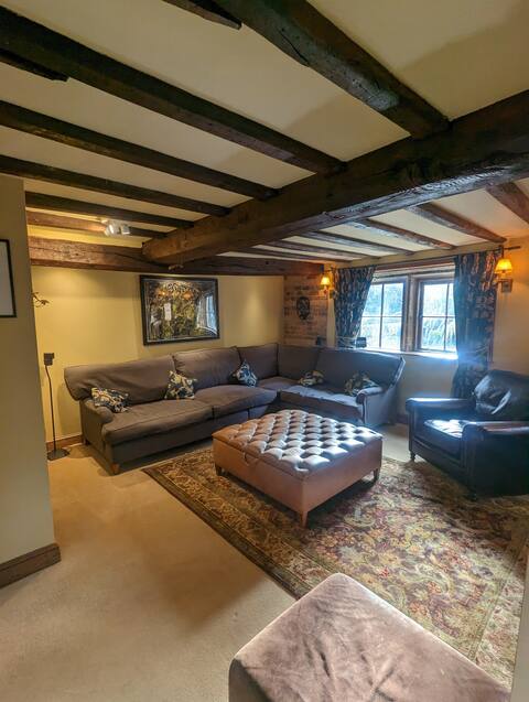 Spacious Alton Cottage w Private Garden, Parking
