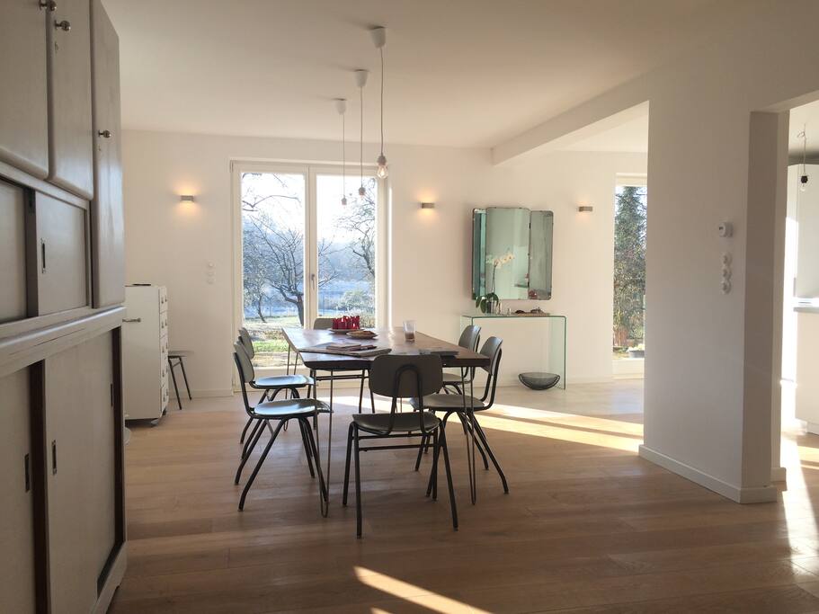 Offener Wohnraum mit Küche und Kamin