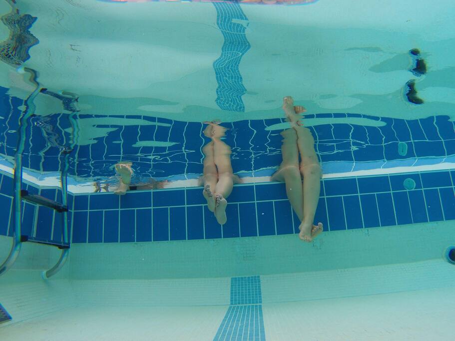 La piscine du domaine, 25 m, avec espace vert et maitre nageur