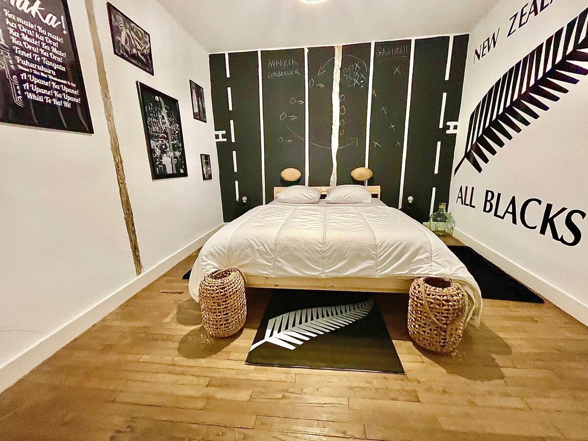 Toda la habitación negra.