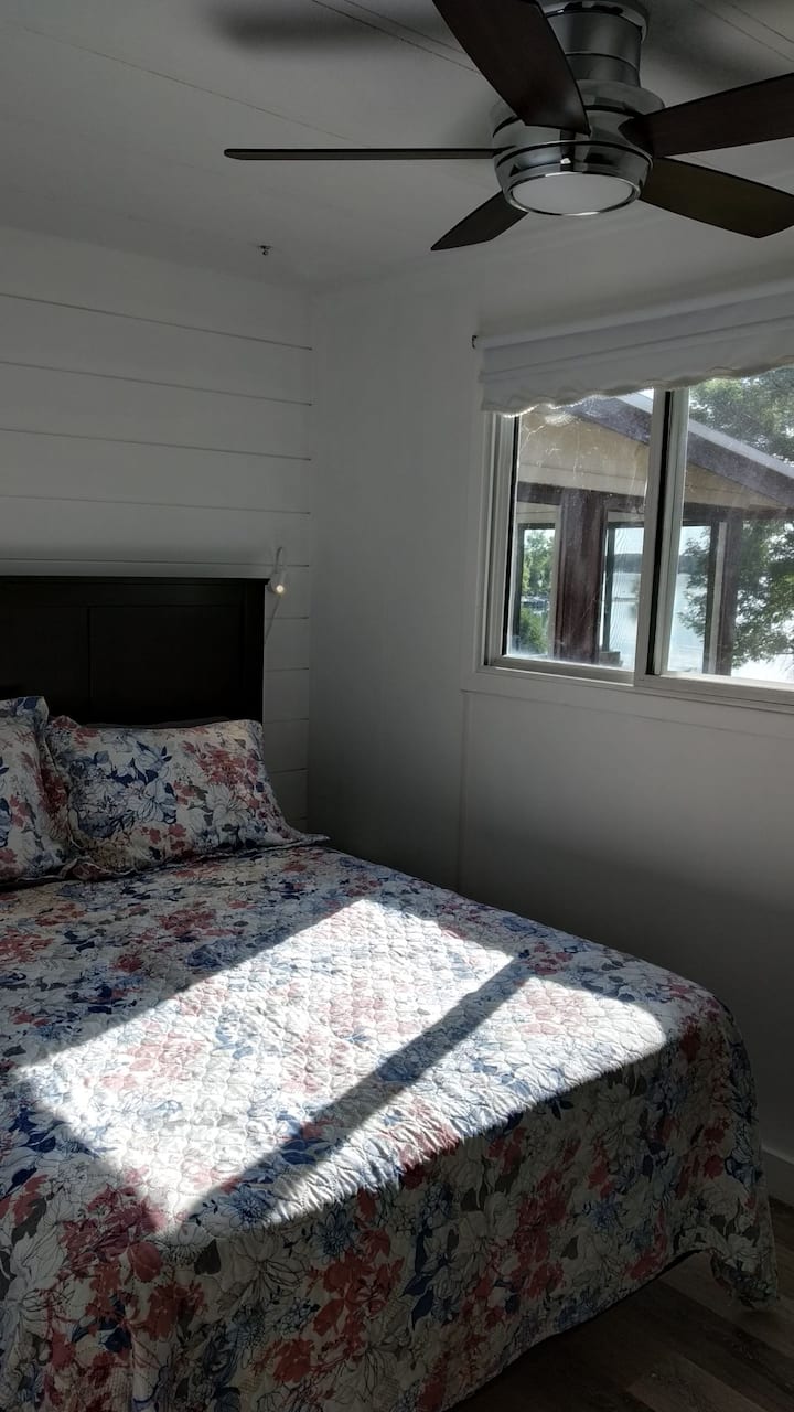 Chambre avec vue sur le lac avec lit double. 