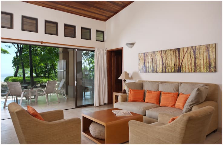 Casa Palmas-Unique 3Bdr Beachfront Villa with pool