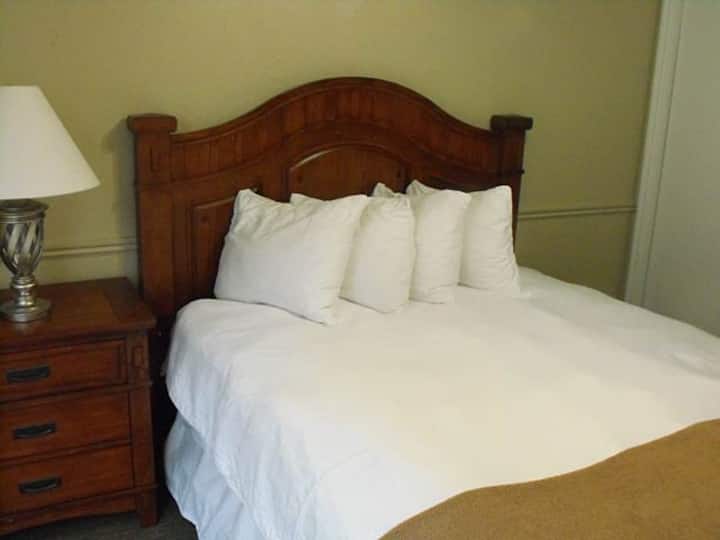 חדר שינה שני עם מרפסת משלו