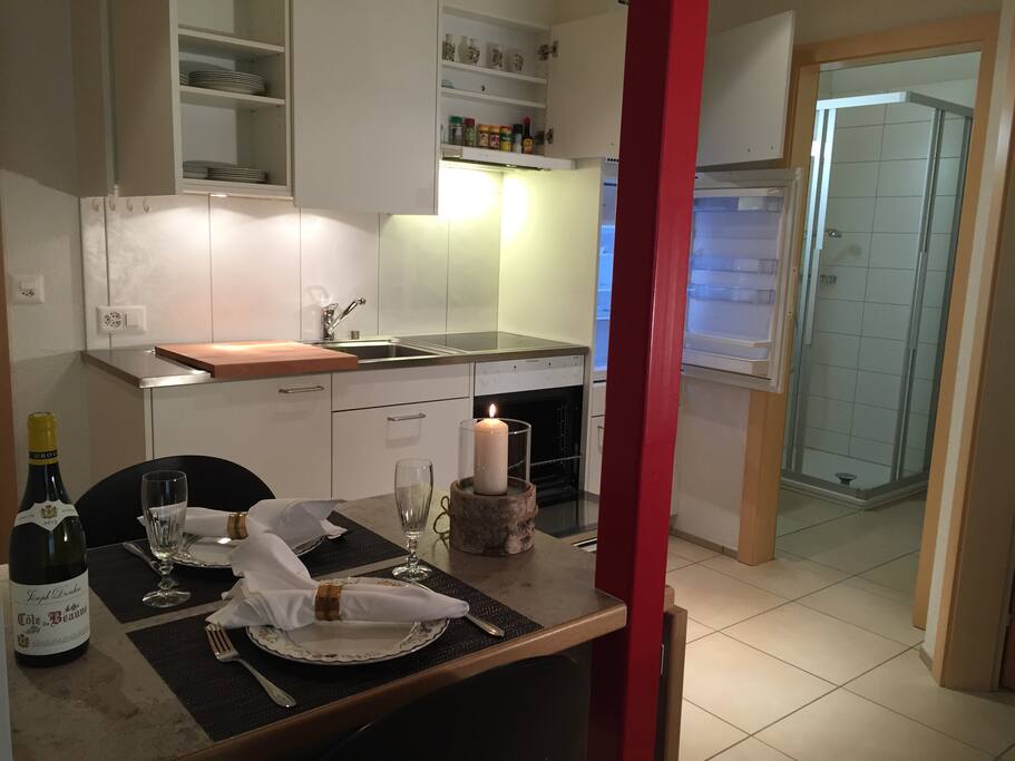 Essbereich und Küche, Zugang zum Badezimmer