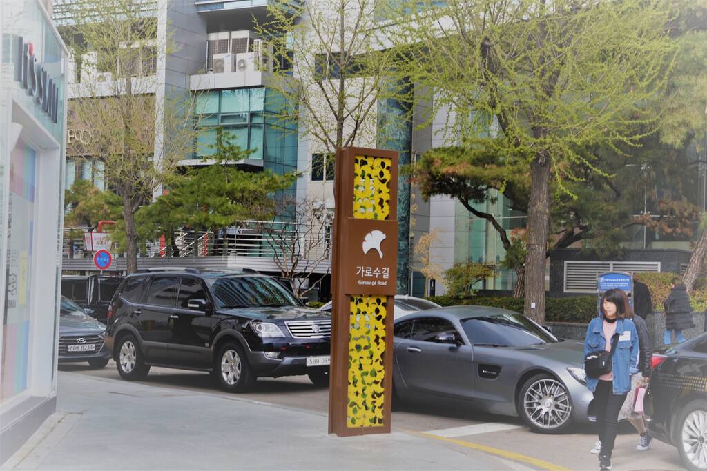 It is located in Garosu-gil, easy to move to Sinsa Station, and too convenient to use public transportation