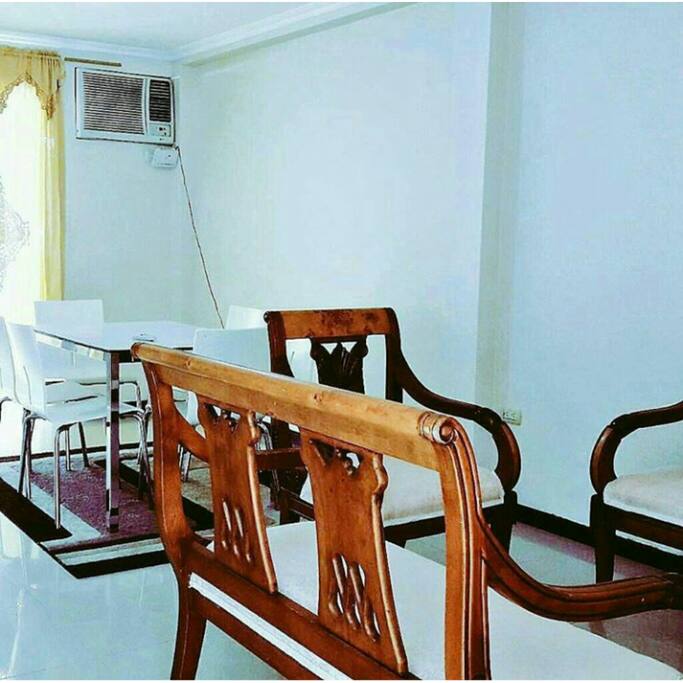 Sala amplia y comedor con 6 puestos