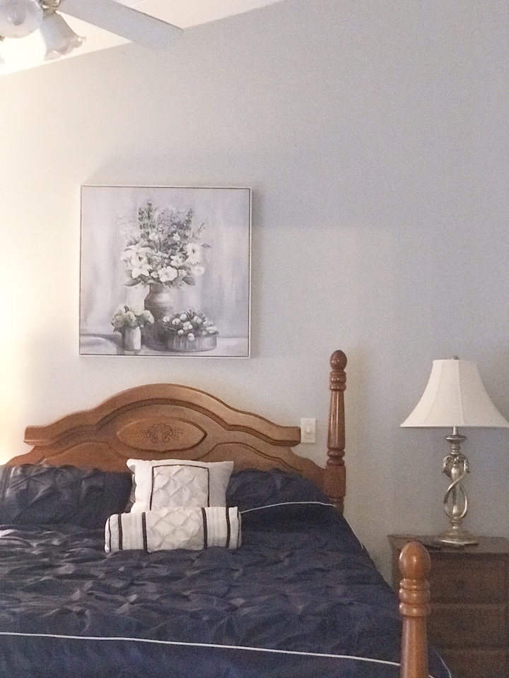 ห้องนอนใหญ่พร้อมเตียงขนาดควีนไซส์ที่คุณสามารถกดปุ่มเพื่อยกเตียงเพื่ออ่านหนังสือและดูทีวีห้องน้ำใหญ่ขนาดใหญ่พร้อมประตูส่วนตัว  เรามีทีวีในมาสเตอร์และเป็นห้องนิรภัย และเรามีห้องนอนที่สองพร้อมเตียงนอน 