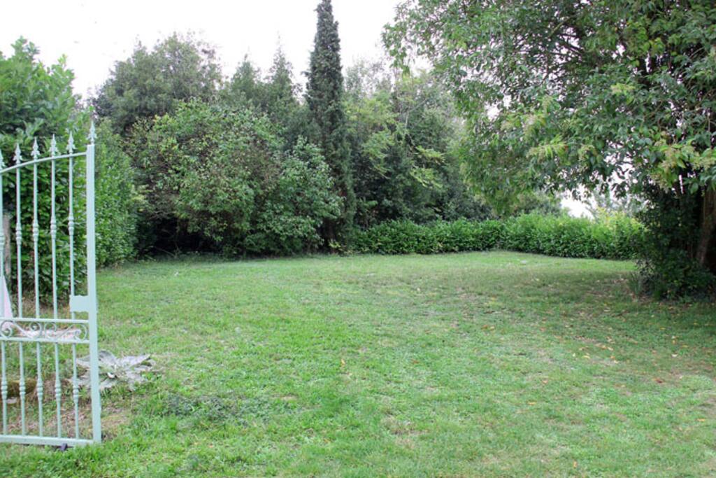 Emplacement pour voitures avec portail fermant à clée