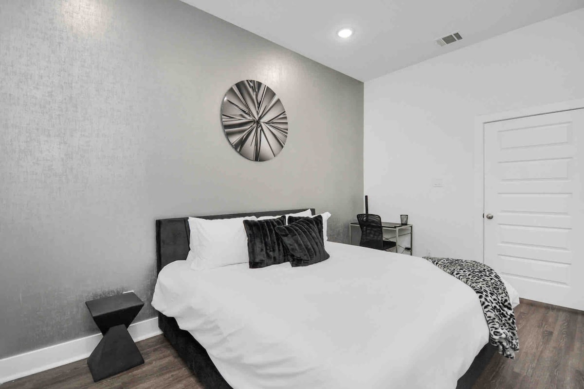 primarna spavaća soba s bračnim krevetom i radnom stanicom