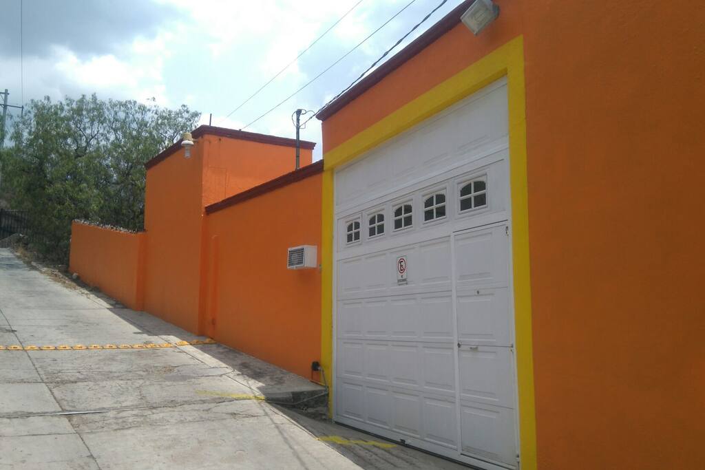 Entrada externa con cochera, la cochera es eléctrica y techada.