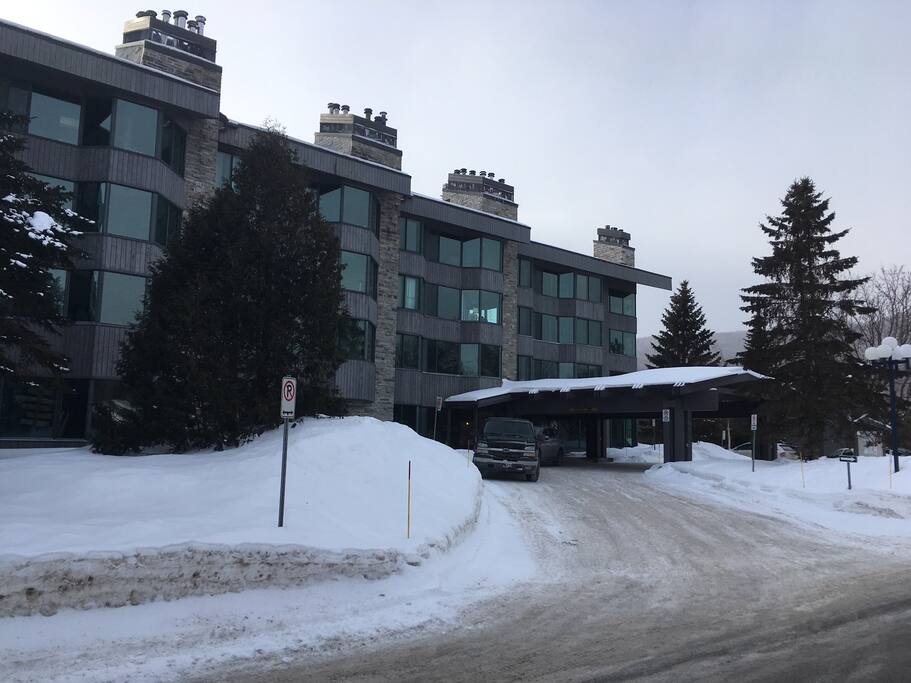Immeuble à proximité du centre de villégiature du Mont Sainte-Anne à Beaupré au Québec Canada