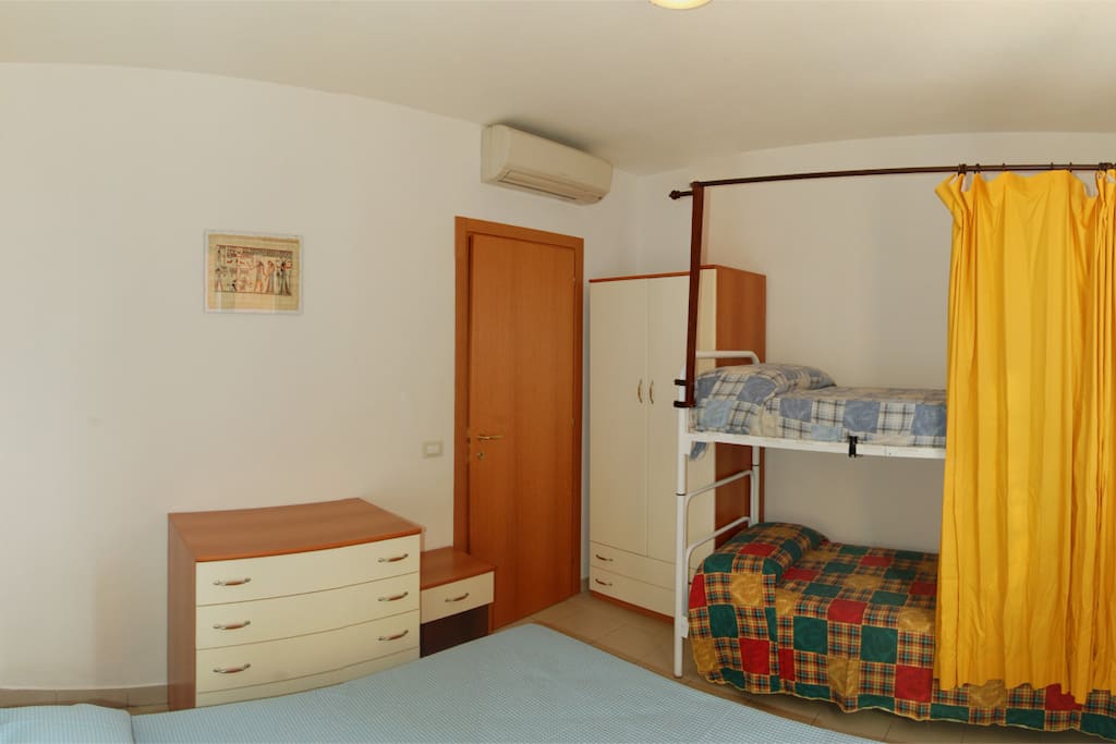 Camera matrimoniale con letto a castello