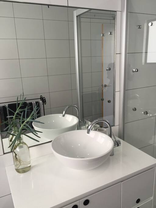 Main Bathroom vanity