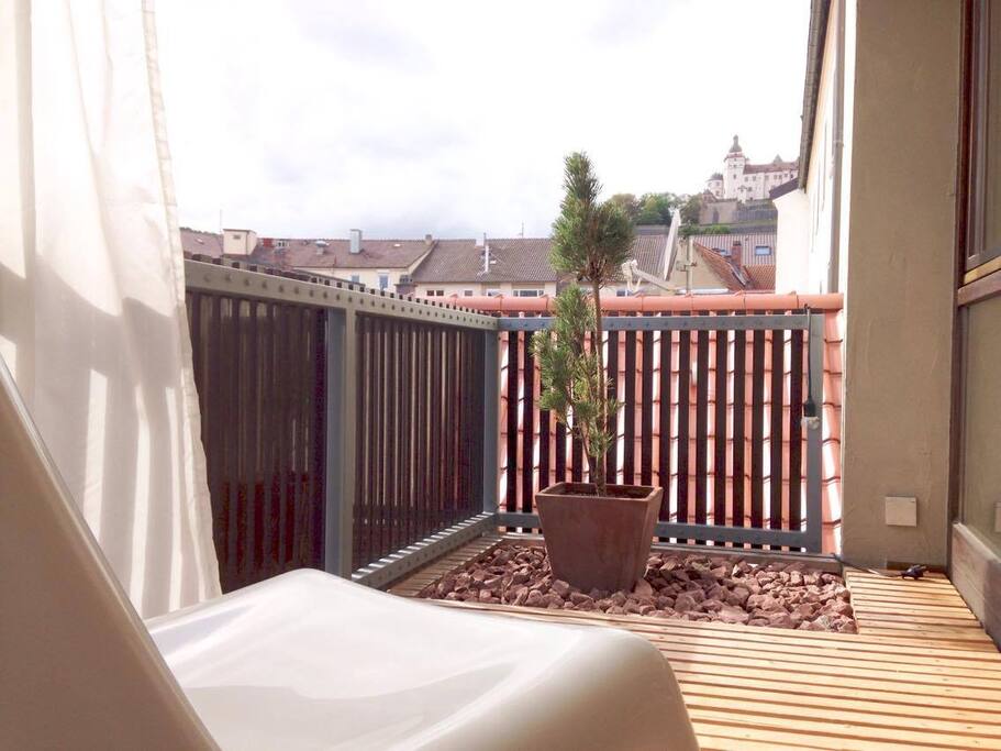 Balkon Südseite, incl. 3/4 Aussicht auf die Festung