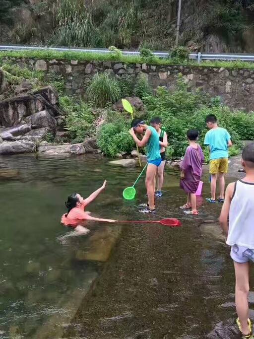 孩子们的最爱,抓鱼戏水玩不厌