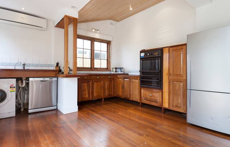 BONDI BEACH Hastings House and Flat gallery image 4