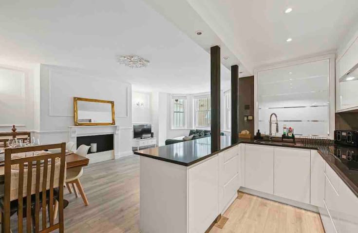 Beautiful 3 Bed/ 2 bath earls court-patio garden