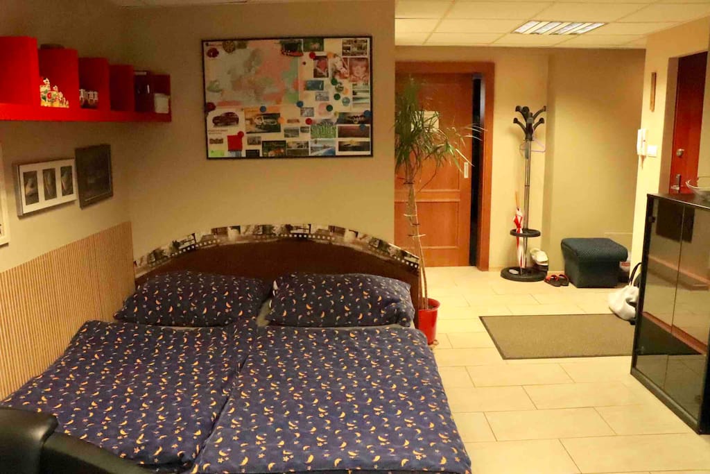 Double bed in the bedroom, bed linen with towels are included.