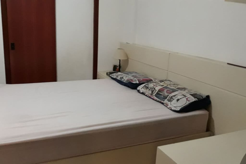 Cama casal no quarto suíte.