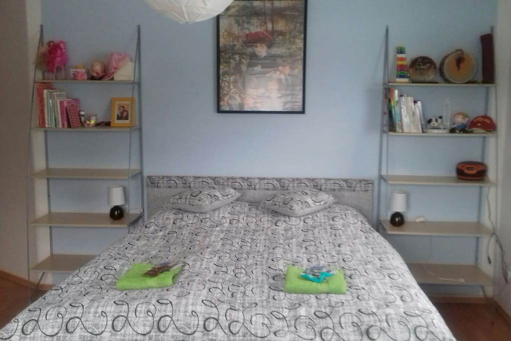 Pohodlné dvoulůžko ve velkém pokoji