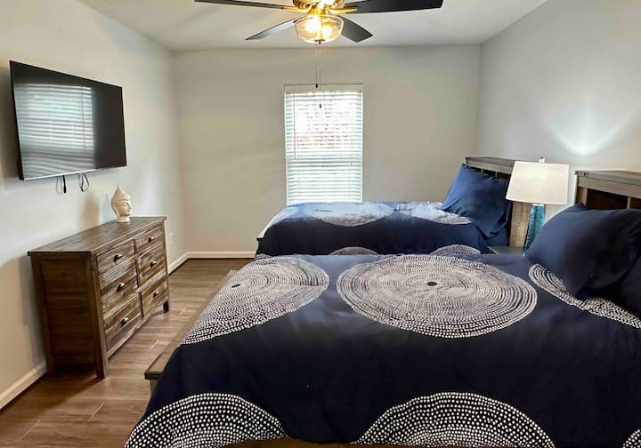 Chumba kikuu cha kulala (kitanda kimoja cha kifalme na kitanda kimoja)