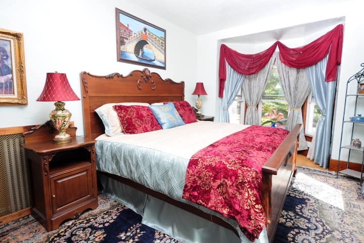 Lala kitandani na uangalie ziwa katika chumba cha kulala cha Italia. Bafu kamili.