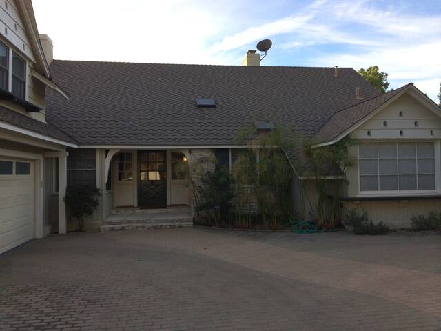 Hollywood Hills with Pool and View! gallery image 2