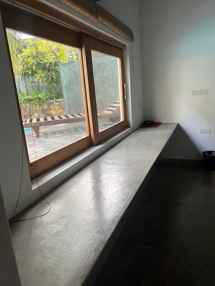 Eneo la kuweka vitu vyako vya kukimbia na  kwa ajili ya maandalizi ya chai 