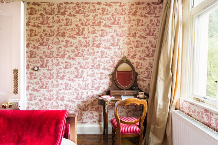 Stunning Redbrick Period Property in an Old Residential Area gallery image 2