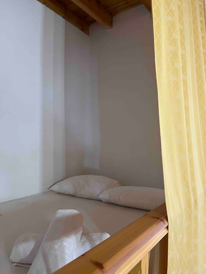 אחת משתי המיטות בגודל כפול