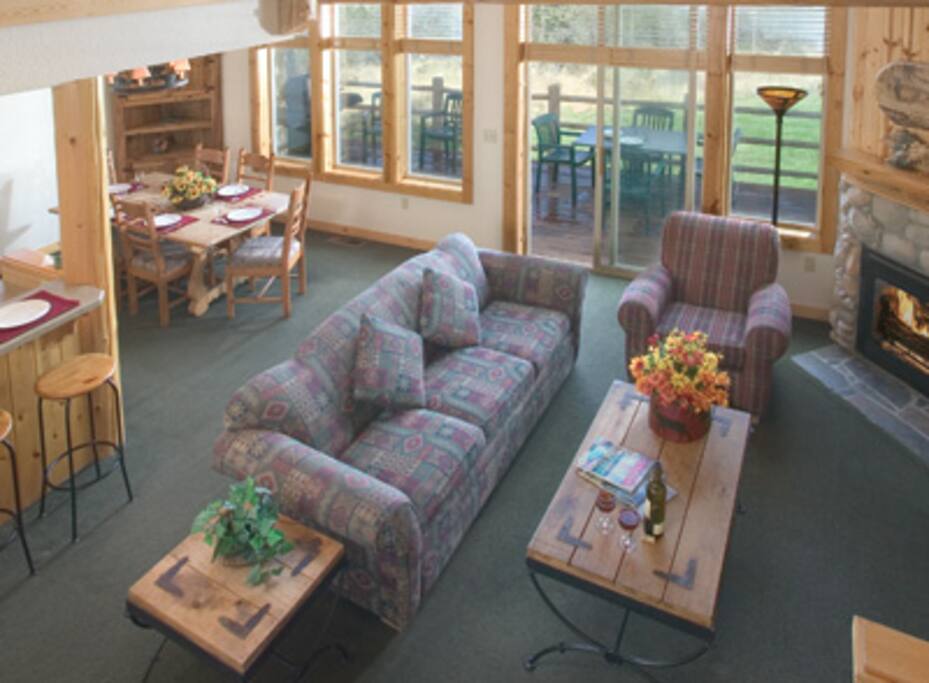 This picture does not show the specific unit being rented. The unit rented will be based on which units are available upon check-in. These pictures are meant to show the property and an example of the room style and décor.