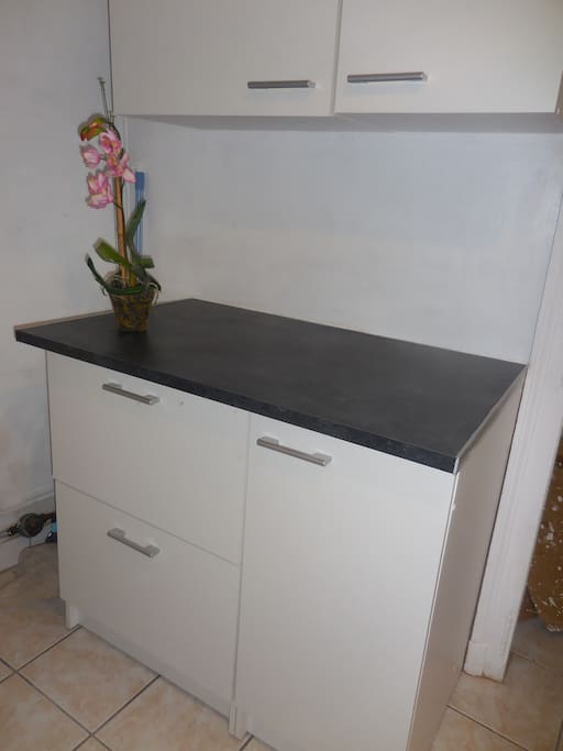 Cuisine neuve, nombreux rangement, frigo-congel., plaques induction, micro-ondes, vaisselle etc.