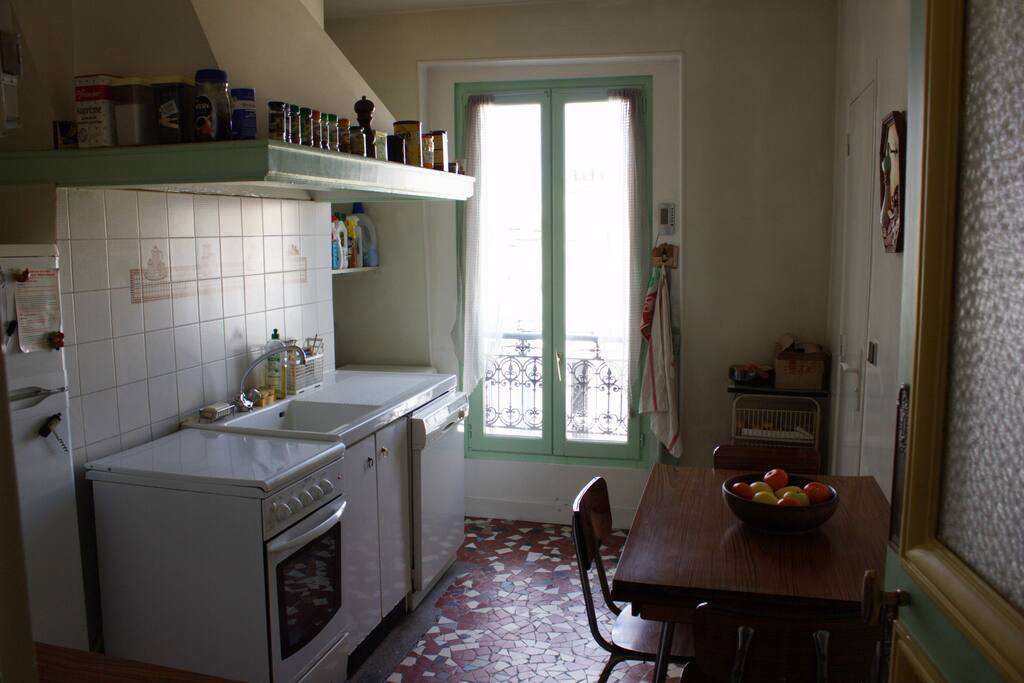 La cuisine, avec vue sur le Sacré-Cœur de Montmartre