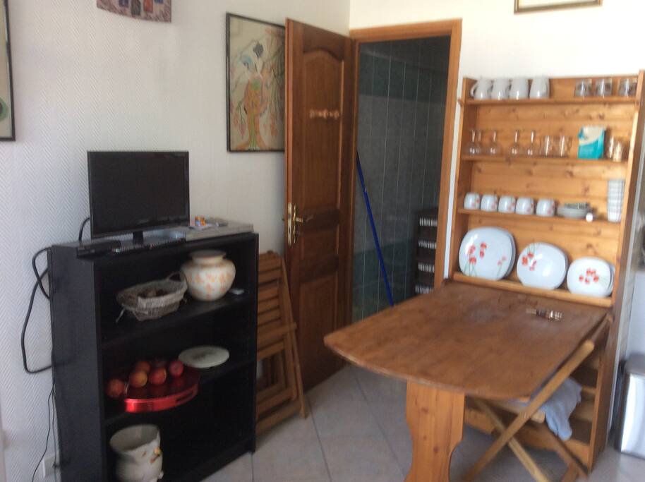 Séjour avec table berger encastrable