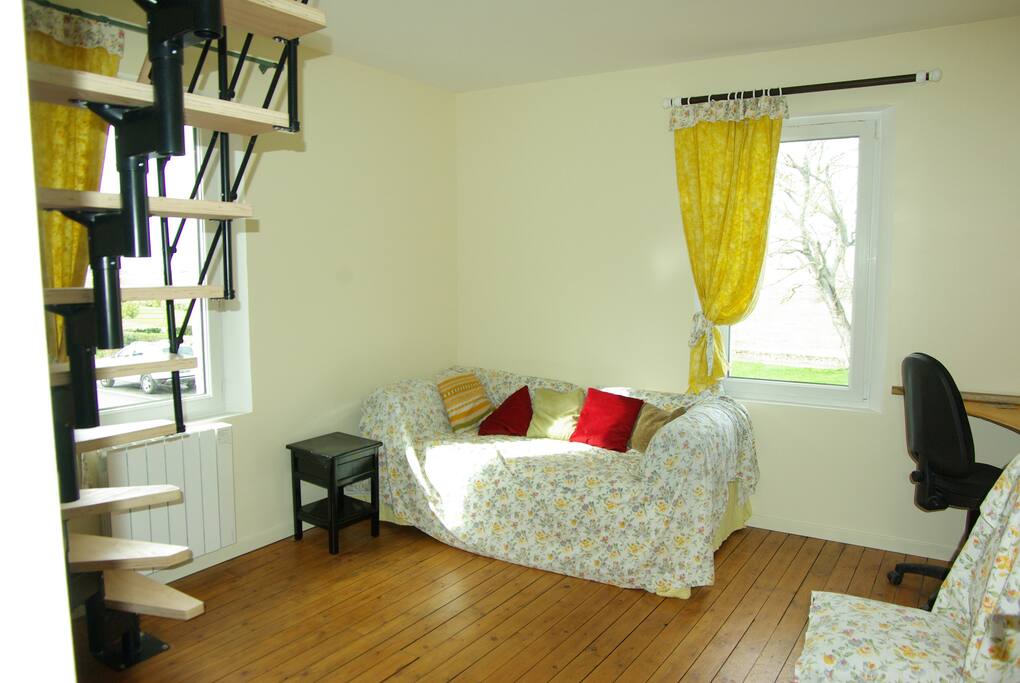 salon/bureau chambre 1 lit au 1er étage, 2 fenêtres ouest et sud, et accès au 3ème niveau ,