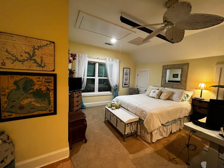 Dhomë gjumi në loft me pamje panoramike të liqenit. Bashkangjitur 1/2 banjë. Krevat dopio "queen" me krevat dopio. 