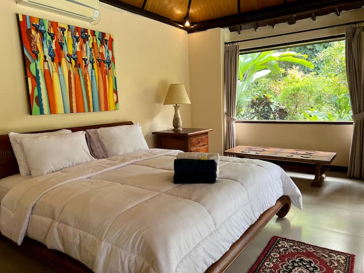 חדר שינה בבית עם בריכה